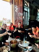 Bữa cơm vội của cán bộ, chiến sĩ Công an Hải Dương phòng chống bão lũ