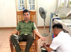 Cán bộ Công an kịp thời hiến máu cứu người trong mùa lũ