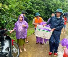 Công an xã kịp thời đưa thai phụ bị cô lập trong nước lũ đến bệnh viện chờ sinh