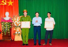 Tuyên Quang: Trao Bằng khen của Ủy ban nhân dân tỉnh tặng 02 cá nhân có thành tích xuất sắc trong công tác cứu nạn