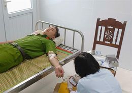 Cán bộ, chiến sĩ Công an huyện kịp thời hiến máu cứu người