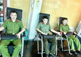 Cán bộ Công an huyện kịp thời hiến máu cứu người