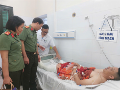 Thăm hỏi, động viên cán bộ Cảnh sát giao thông bị thương khi làm nhiệm vụ