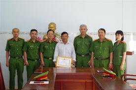 Ninh Thuận: Khen thưởng quần chúng có thành tích xuất sắc trong đấu tranh phòng chống tội phạm