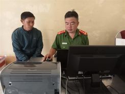 Những cán bộ Công an xã quên mình giúp dân trong lũ dữ