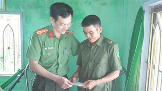 Công an tỉnh Bình Định thăm hỏi cán bộ bị thương khi làm nhiệm vụ