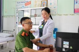 Nữ chiến sĩ, bác sỹ tận tụy với công việc, hết lòng vì người bệnh