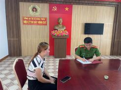 Công an thị xã Đông Triều giúp người dân nhận lại tiền do chuyển khoản nhầm