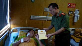 Lãnh đạo Công an tỉnh Yên Bái thăm Trưởng Công an xã bị thương khi làm nhiệm vụ
