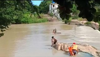 Công an tỉnh Bình Thuận cứu hộ thành công 02 học sinh có nguy cơ bị nước cuốn