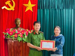 Bình Định: Chủ cửa hàng điện thoại ngăn chặn nhiều vụ lừa đảo