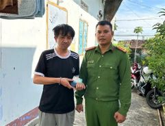 Trao trả tài sản bị đánh rơi cho người dân