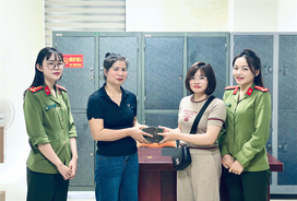 Nhờ sự hỗ trợ kịp thời của lực lượng Công an, người phụ nữ nhận lại số tiền lớn do chuyển khoản nhầm