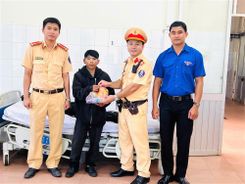 Cảnh sát giao thông giúp đỡ người dân bị bất tỉnh trên đường