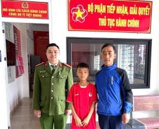 Cán bộ Công an Hà Giang giúp đỡ cháu nhỏ đi lạc về với gia đình an toàn