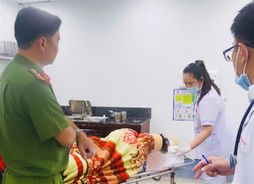 Cán bộ pháp y Công an tỉnh Kiên Giang cứu người bị thương trong vụ tai nạn giao thông