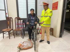 Lực lượng Công an Hòa Bình giúp đỡ cháu bé người Mông đi lạc về với gia đình an toàn