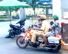 TP. Hồ Chí Minh: Cán bộ Đội Cảnh sát giao thông Cát Lái hỗ trợ đưa 01 cháu bé đi cấp cứu kịp thời