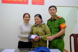 Nhặt được túi xách chứa hơn 40 chỉ vàng và ngoại tệ, người dân trình báo Công an phường trả lại cho chủ sở hữu