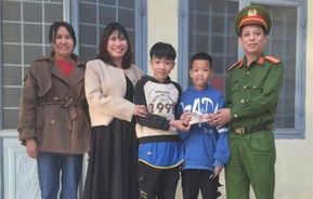 Hai học sinh lớp 6 nhặt được hơn 10 triệu đồng, trình báo Công an để trả lại cho người đánh rơi