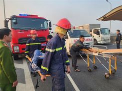 Cứu 16 người bị thương trong xe khách bị tai nạn trên đường cao tốc