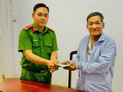 An Giang: Công an xã trao trả tài sản cho người đánh rơi