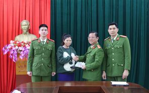 Chiến sỹ Công an tỉnh Hòa Bình nhặt được hơn 71 triệu đồng trả lại người đánh rơi