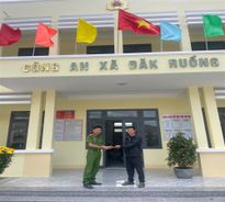 Kon Tum: Công an xã trao trả tài sản bị đánh rơi cho người dân