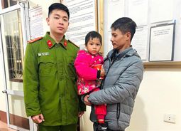 Công an phường Vĩnh Trại, thành phố Lạng Sơn nhanh chóng tìm được gia đình bé gái đi lạc