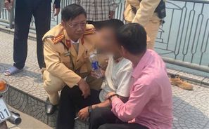 Cảnh sát giao thông thành phố Huế kịp thời ngăn chặn  nam thanh niên có ý định nhảy cầu tự tử