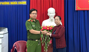 Quảng Ngãi: Cụ bà vui mừng nhận lại nhẫn vàng bị đánh rơi từ Công an phường