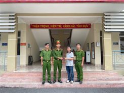 Chiến sĩ nghĩa vụ trao trả ví tiền nhặt được cho người dân
