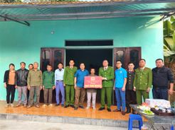 Xúc động nhận nhà mới, người dân viết thư cảm ơn lực lượng Công an