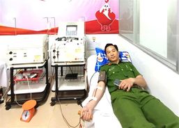 Quảng Ngãi: Trưởng Công an xã vượt gần 30km để hiến tiểu cầu cứu người