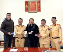 Cảnh sát giao thông Hà Giang trao trả tài sản cho du khách nước ngoài