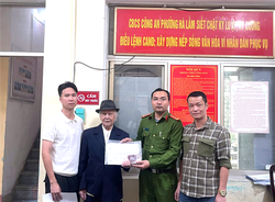 Quảng Ninh: Cán bộ Công an trả lại tài sản của người dân bị đánh rơi