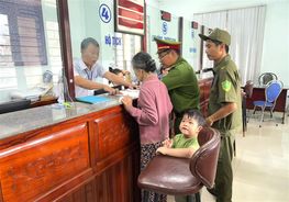 Khánh Hòa: Công an phường nhận đỡ đầu cháu bé có hoàn cảnh khó khăn