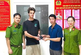 Cao Bằng: Công an thị trấn Xuân Hòa giúp đỡ du khách nước ngoài tìm lại tài sản thất lạc