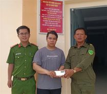 Hai Tổ trưởng Tổ bảo vệ an ninh trật tự ở cơ sở gương mẫu, không tham của rơi