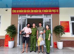 Hà Giang: Công an thị trấn nhanh chóng xác minh, trả lại tài sản cho du khách nước ngoài