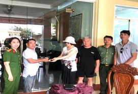 Du khách nước ngoài cảm động nhận lại tài sản bị đánh rơi