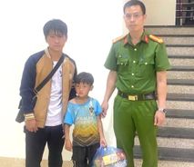 Sơn La: Công an xã giúp đỡ cháu bé đi lạc về với gia đình an toàn