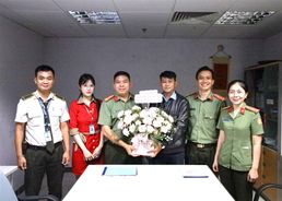 Lực lượng An ninh hàng không Công an thành phố Cần Thơ hỗ trợ hành khách tìm lại tài sản bị thất lạc