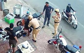Cảnh sát giao thông nhanh chóng hỗ trợ người phụ nữ bị đau tim đi cấp cứu kịp thời