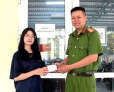 Huế: Công an phường trao trả lại tài sản và giấy tờ quan trọng cho người đánh rơi