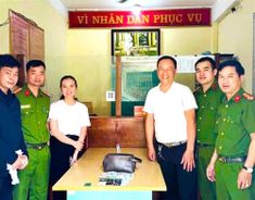 Hòa Bình: Công an phường trao trả tài sản gần 500 triệu đồng thất lạc cho người dân