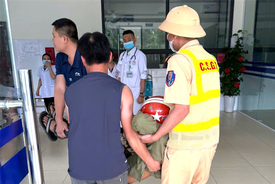 Cảnh sát giao thông Nghệ An kịp thời đưa người đàn ông bị ngất xỉu trên đường đi cấp cứu