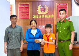 Hà Tĩnh: Công an xã cùng người dân trao trả tài sản cho người bị đánh rơi