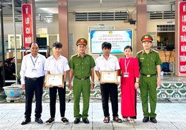 Khen thưởng học sinh vùng biển đảo nhặt được của rơi, kịp thời trao trả người bị mất