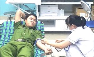 Quảng Nam: Công an xã kịp thời đưa nạn nhân đi cấp cứu và hiến máu cứu người bị nạn